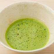 贅沢な食材を数々使い、一工夫ある調理方法で提供される割烹料理のコースを締めくくるデザートには、その場で点てる『抹茶』がつきます。カウンター席前で繰り広げられる『抹茶』を点てる光景は必見です。
