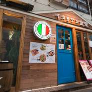 街の喧噪から離れた路地裏に佇む、青い扉が目印の【イタリアン食堂　五反田店】。朝はコーヒー、仕事帰りは軽く一杯など、一日を通して誰もが気軽に立ち寄れる“地域の食堂”をイメージしてつくられたお店です。　