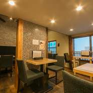 急勾配な階段を上ると広がる、ヴィンテージテイストのおしゃれな空間。古民家を改装してつくられた店内は木の温もりと遊び心に溢れ、友人宅に招かれたようなアットホームな雰囲気に包まれています。