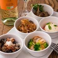 隠れ部屋風のロフト席に女性好みの料理を兼ねそろえた【イタリアン食堂】は、女子会にもぴったりのお店です。テーブルに華を添えてくれるタパス等をシェアしながら、気の置けない仲間とのひとときを満喫してみては。