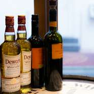 専用のワイン棚には、シェフが厳選した世界各地のワインが勢揃い。スタッフに尋ねれば、それぞれの料理に合うワインを紹介してくれます。ワインを含め、全体的にドリンク類がリーズナブルに愉しめるのも魅力です。