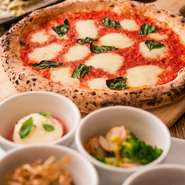 美味しくてコスパの高い【イタリアン食堂】は、宴会や結婚式の二次会などにもうってつけのお店です。1階フロア、2階フロア、全棟とシーンに合わせてそれぞれに貸切りができます。飲み放題サービスもあり！　