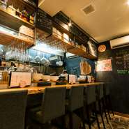 1階はカウンター席だけのため、お一人さまでも立ち寄りやすい雰囲気です。他のお客様の承諾を得られれば、ワンちゃん連れでも利用できます。仕事帰りに、ドリンク一杯とおつまみを千円以内で楽しむことも！