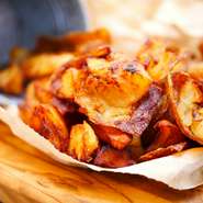 Organic fried whole potatos
表面はパリッと中身はふっくらとした仕上がりに。ジャガイモの旨みが存分に堪能できる逸品です。シェフの名前を冠した、イタリアン食堂のオリジナルメニュー。