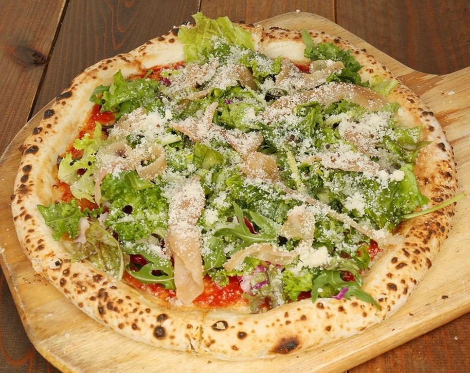 地どりの生ハムとすんごい!ケールのピザ