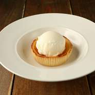 Grilled egg tart with milk icecream
