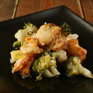 Scallops and brocolli marinated in lemon oil
