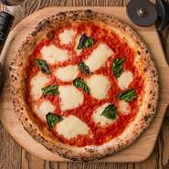 高温で一気に焼き上げ、旨みを凝縮した焼きたてのピザがお楽しみいただけます。フレッシュな美味しさで人気の『マルゲリータ』の他、レモンクリームの爽やかな味わいが特徴の『リモーネ』などもオススメです。