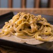 食材あってこその料理です。香りの強い十勝産のブラウンマッシュルーム、ふっくらとジューシーに仕上がる「大山どり」、築地直送の鮮魚など厳選した素材を仕入れ、その旨みを最大限に活かすことを重視しております。