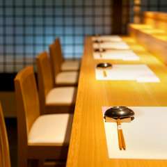 寿司を囲み、親睦を深める接待にふさわしい場所