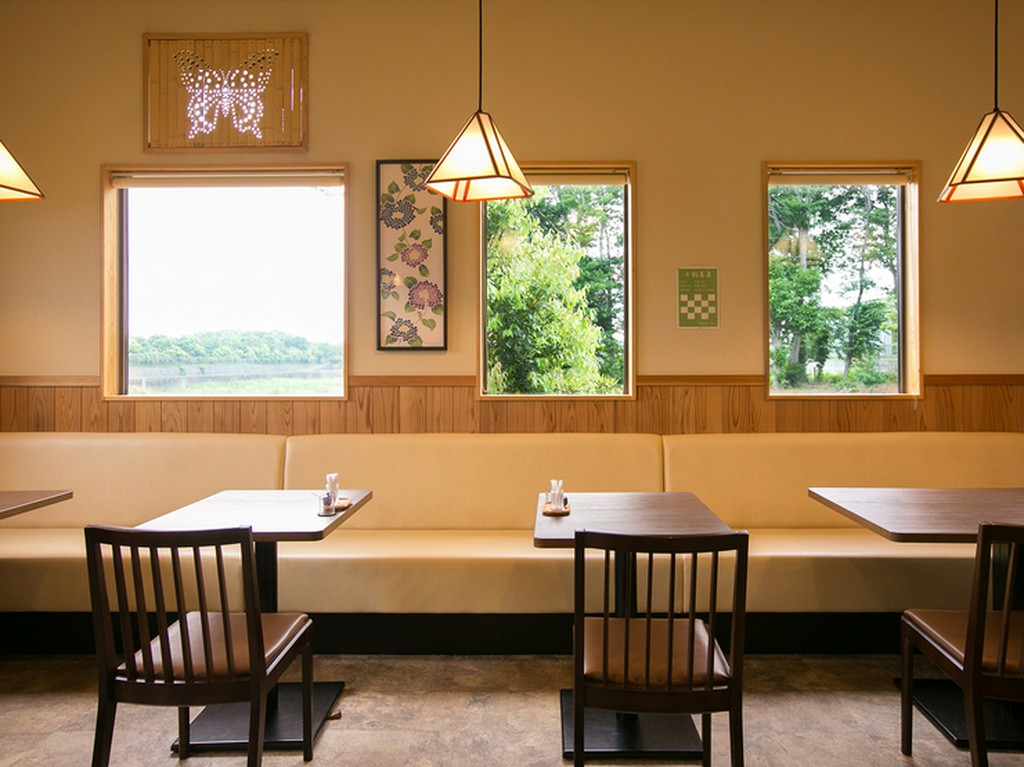 窓の外は、目にもやさしい木々の緑がいっぱいで景色がきれい