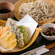 十割蕎麦と、新鮮な野菜の天ぷら付きの『もり天』。蕎麦はもちろん、野菜へのこだわりも高く、生産者がわかる新鮮な野菜を仕入れています。蕎麦ののど越しとサクッとした食感の野菜天を同時に堪能できます。
