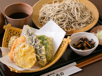 近くの農家の新鮮な野菜を使った人気の『もり天』