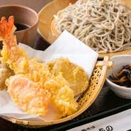 『もり天』のさらに人気のおすすめメニューがこの『上もり天』です。野菜の天ぷらの中に、えびの天ぷらが入るだけで視覚的にも映え、おいしさも、さらにワンランクアップします。