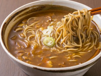 蕎麦の出汁が、まろやかな味わいを引き出す人気の『カレー南蛮』