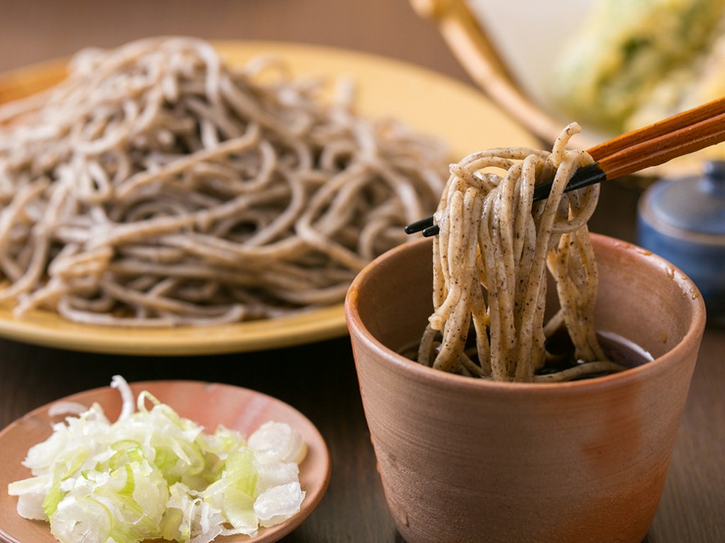 時期に応じて産地を変えるこだわりの蕎麦粉で打った『十割蕎麦』