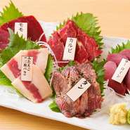 専門店だからこそ入手できる充実の馬肉を、甘口の九州醤油で味わう看板メニュー。それぞれの部位ごとに3枚ずつのセットが基本ベースですが、4名以上の場合はプラス料金で人数に合わせたアレンジも可能です。