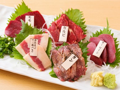 日々変わっていくさまざまな部位を贅沢に食べ比べ『本日のおすすめ馬刺　極上5種盛』