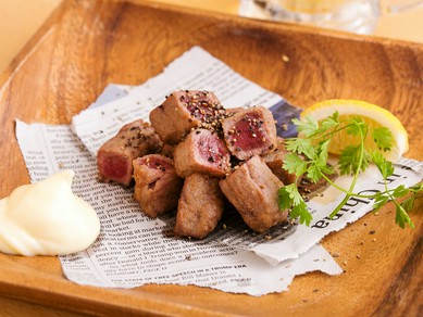 サーロイン部分をふんだんに使用、レアな食感が虜になる『名物!!　馬肉のからあげ』