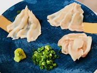 産地直送の宮崎鶏のやわらかい胸の部分を使い、サッと湯引きしました。ヘルシーだけど濃縮した旨味が絶品です。 ※お子様、お年寄りの方ご注意ください