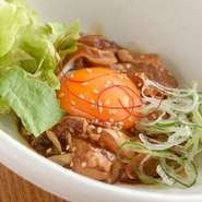 鶏刺しをユッケ風にアレンジ。卵黄とよく混ぜてどうぞ！　※お子様、お年寄りの方ご注意ください
