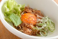 鶏刺しをユッケ風にアレンジ。卵黄とよく混ぜてどうぞ! ※お子様、お年寄りの方ご注意ください