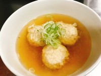 ふわふわのつみれにクワイのシャリシャリっとした食感が楽しい！　スープは秘伝の昆ぶだしスープに生姜がアクセント！　※1玉220円で追加できます