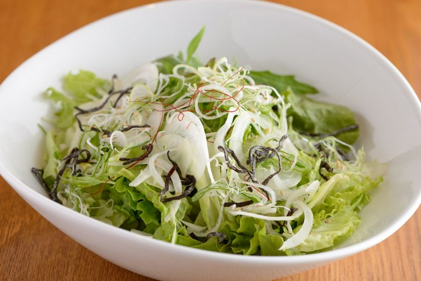 人気な『チョレギ風塩サラダ』  新鮮野菜を塩味で爽やかに!