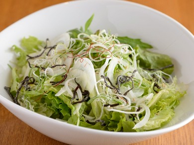 人気な『チョレギ風塩サラダ』　　新鮮野菜を塩味で爽やかに！　