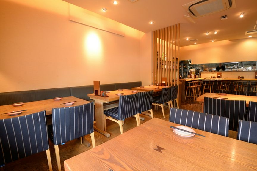 間接照明の柔らかい光が照らす、温かみのある空間