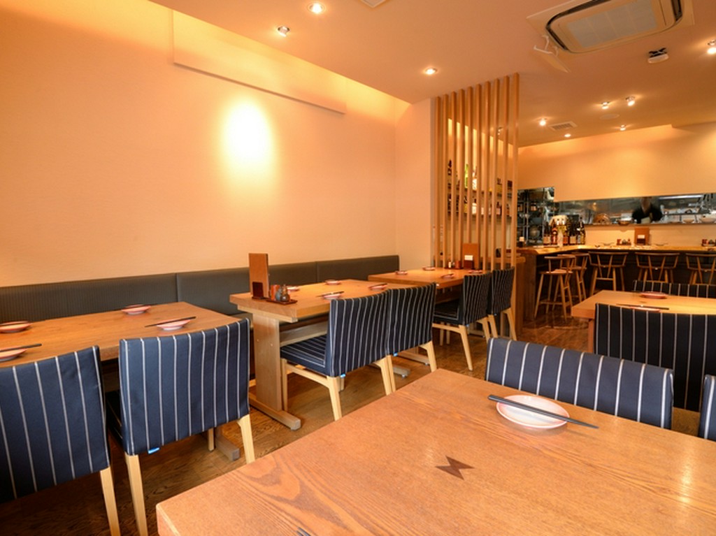 間接照明の柔らかい光が照らす、温かみのある空間