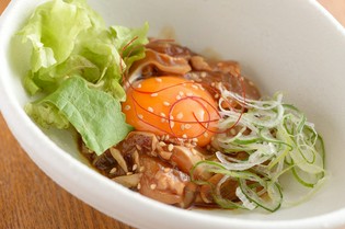鮮度が決め手。オリジナルタレで濃厚な旨味に仕上げたユッケ