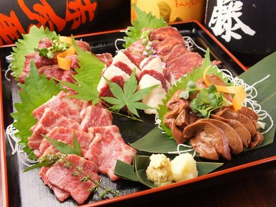 九州の味によく合う焼酎。芋・麦などを種類豊富に用意