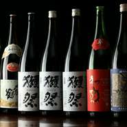 小田原では入手しにくいマイナーな蔵元の日本酒を揃えています。料理人自ら試飲し、「おいしい」と思ったものだけを仕入れ。愛知県の関谷醸造、静岡県・藤枝にある初亀酒造などの日本酒を取り扱っています。