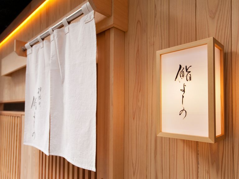 銀杏の木でつくられた一枚板のカウンターは、2人のための特等席