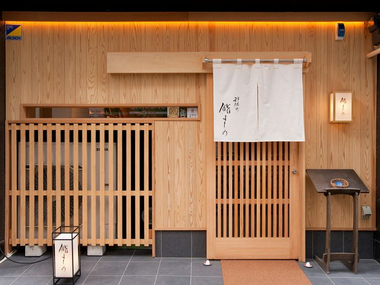 神保町駅から徒歩5分。粋な白い暖簾が目印