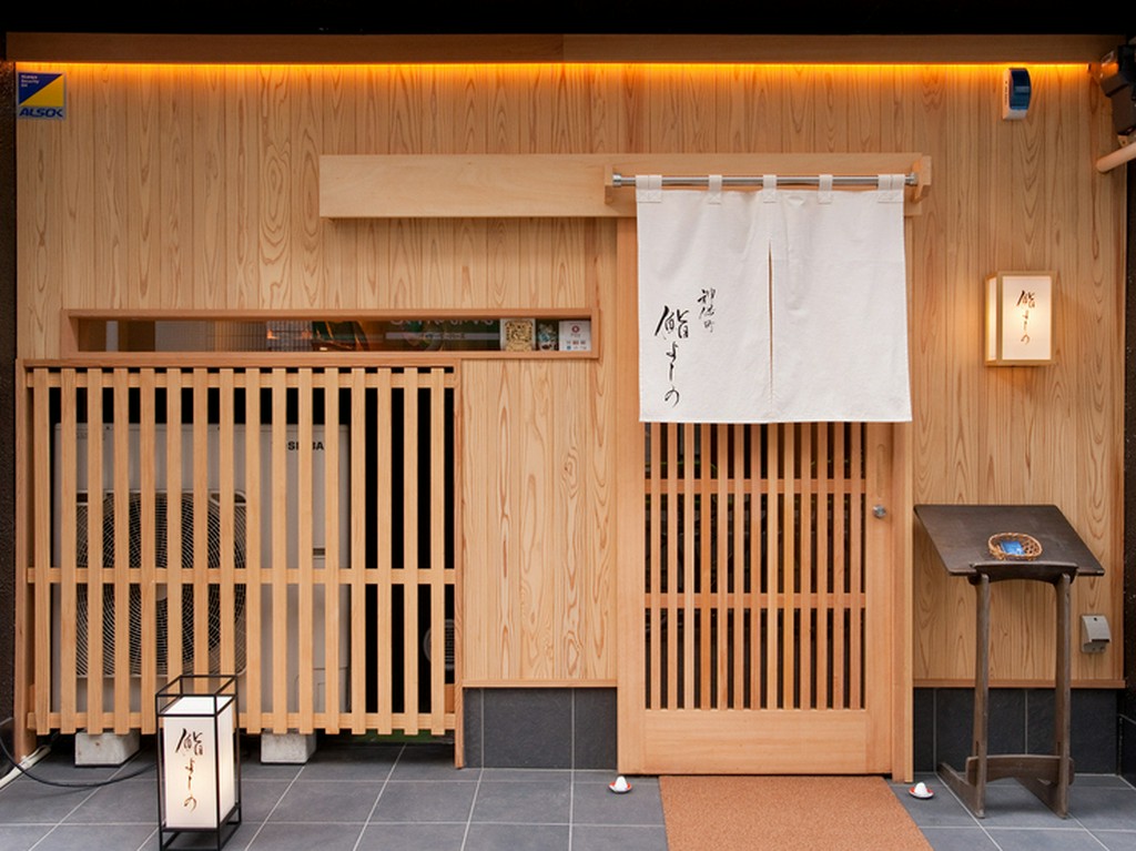 神保町駅から徒歩5分。粋な白い暖簾が目印