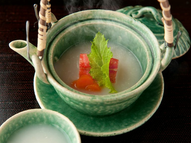 毎月季節に合わせて供する『土瓶蒸し（季節のすりながし）』