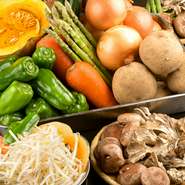 ジンギスカンの美味しさの立役者である玉ねぎは、北海道訓子府産。ほとんどの野菜は、大自然の恵みをたっぷり含んだ旬のものを北海道から直送で仕入れています。野菜本来の旨みをご堪能ください。