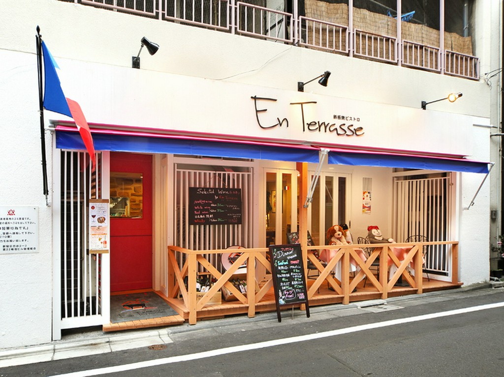 テラス席では可愛いキャラクターがお出迎え