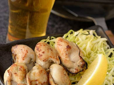 手間を惜しまず、美味しい生ビールを注いでくれる