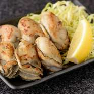 近海の牡蠣とは一味違う、ぷりぷりの食感と奥深いうまみが堪能できる、広島県産の大粒『牡蠣』！　濃厚で食べごたえ抜群の『牡蠣』に、香り高い瀬戸内のレモンをギュッと絞って美味しくいただけます。