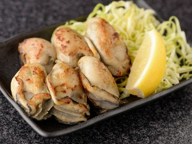 濃厚で、奥深いうまみが堪能できる、広島県産の大粒『牡蠣』。瀬戸内のレモンとともに