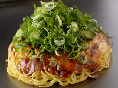 自家製麺、ソースや宝島ネギなど、広島直送の食材を贅沢に使用した、『海鮮スペシャル』