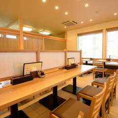 女性一人でも気軽に入店できる、落ちついた空間