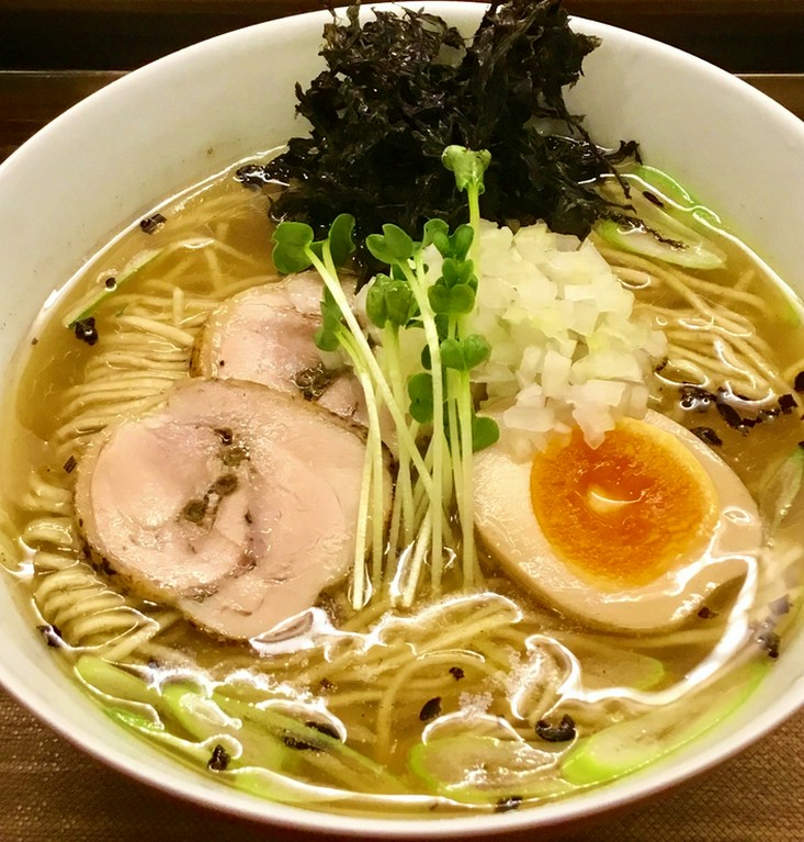 魚介出汁100％のＷスープをストレートに味わえる『塩ラーメン』
