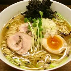 魚介出汁100％のＷスープをストレートに味わえる『塩ラーメン』