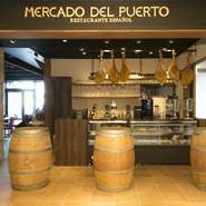 スペインのレストランにならって、店内には立ち飲みスタイルのバルスペースと、着席して食事ができるレストランスペースが設けられています。バルではタパスをつまみながら軽く飲んだり、待ち合わせ場所としても。