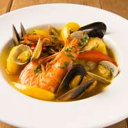 魚介を多く使い、出汁を活用するスペイン料理は、実は和食との共通点が多数。そのため、初めての味でもしっくりなじむのです。築地から仕入れた鮮魚でつくる『魚介のサルスエラ』の濃厚な旨味を堪能。