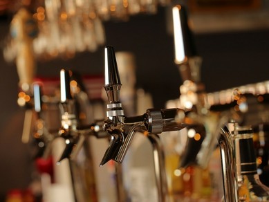 豊富に揃ったビールやウイスキーなどのアルコールドリンク